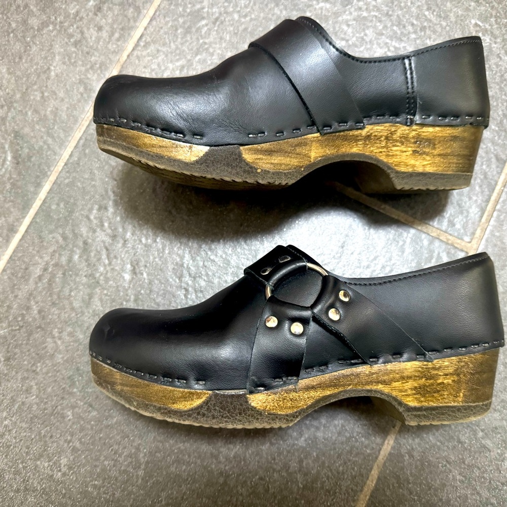 Sven Bendable Black Leather Clogs with Wooden Sole
